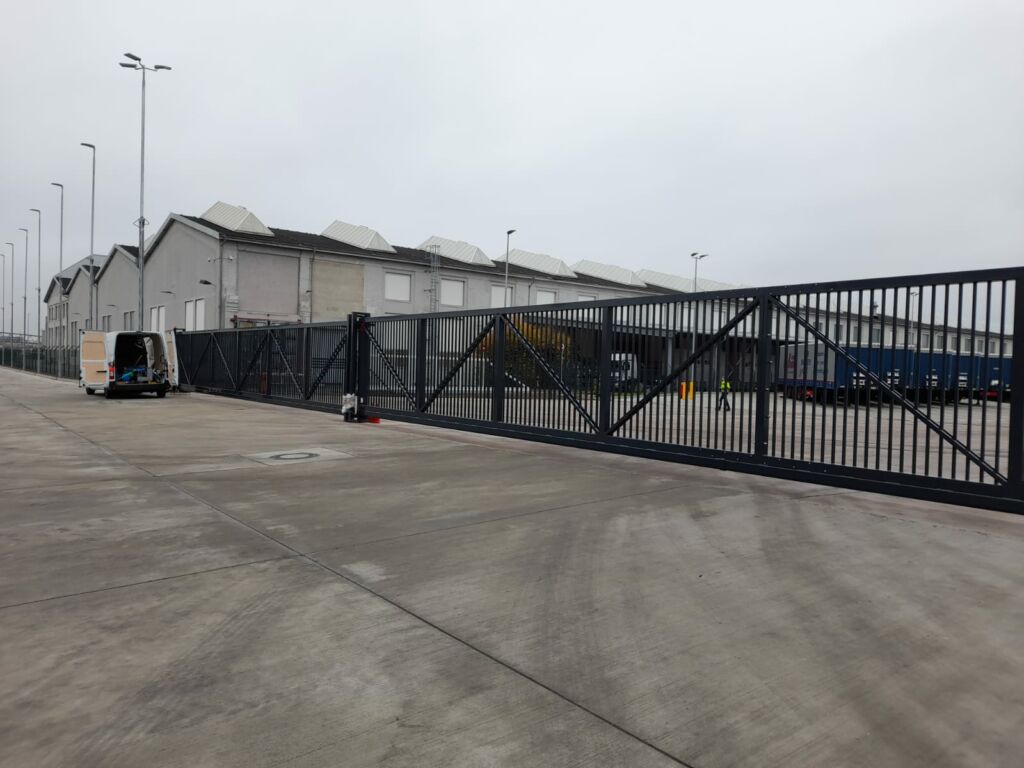 Commercial sliding gate