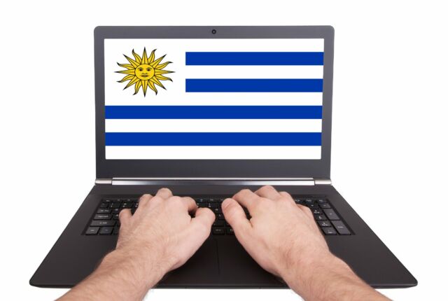 Flaga Urugwaju na ekranie laptopa