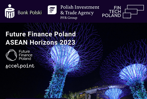 Singapur nocą z logotypami programów