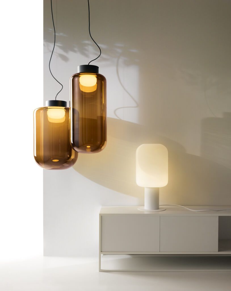 trzy lampy