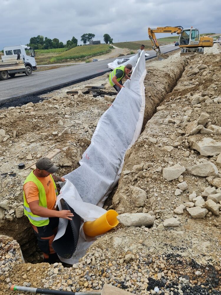 LONGITUDAL DRAINAGE (STREETS, HIGHWAYS, ARTERIAL ROADS, FOUNDATIONS)