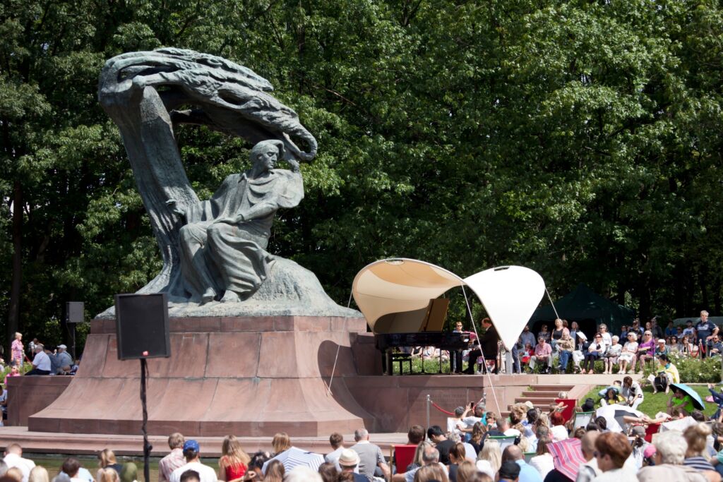 koncert fortepianowy przy Pomniku Chopina w Łazienkach Królwskich