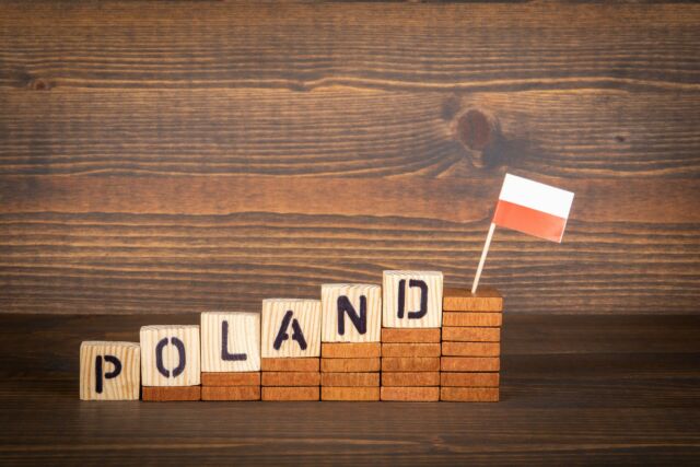 Grafika ukazująca wzrost gospodarczy z flagą Polski