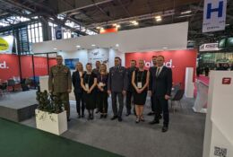 Polska delegacja na stoisku narodowym podczas targów Eurosatory 2024 w Paryżu