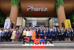 Zdjęcie grupowe przed centrum Phenix Food Wholesale Hub w Bangkoku