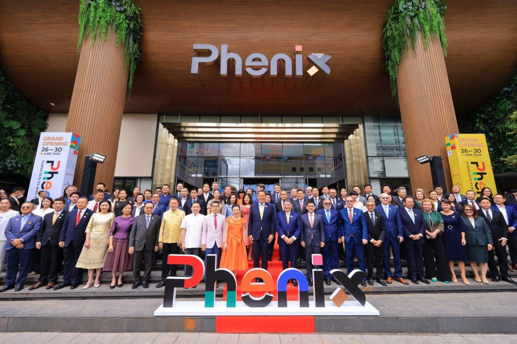 Zdjęcie grupowe przed centrum Phenix Food Wholesale Hub w Bangkoku