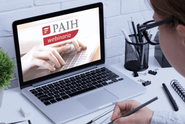 laptop z napisem PAIH webinary