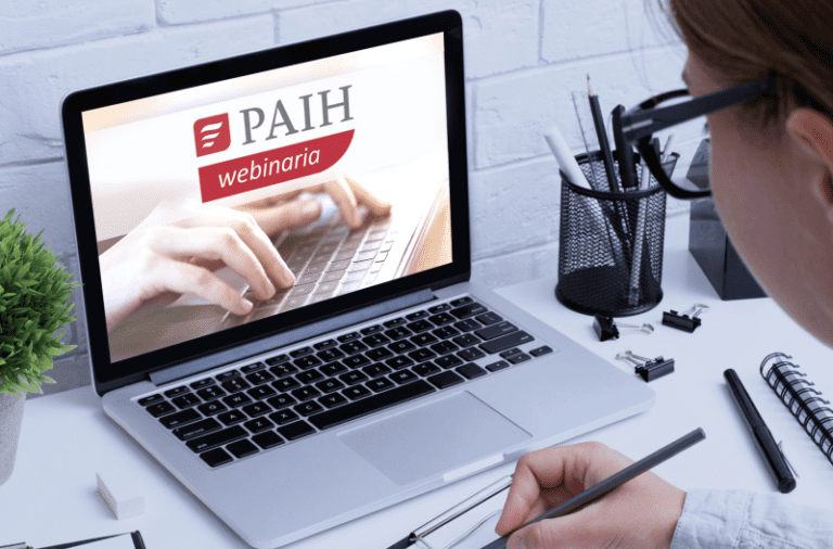 laptop z napisem PAIH webinary