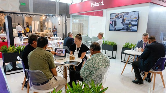 Polskie Stoisko Narodowe na targach Index Plus w Delhi - rozmowy przy stolikach