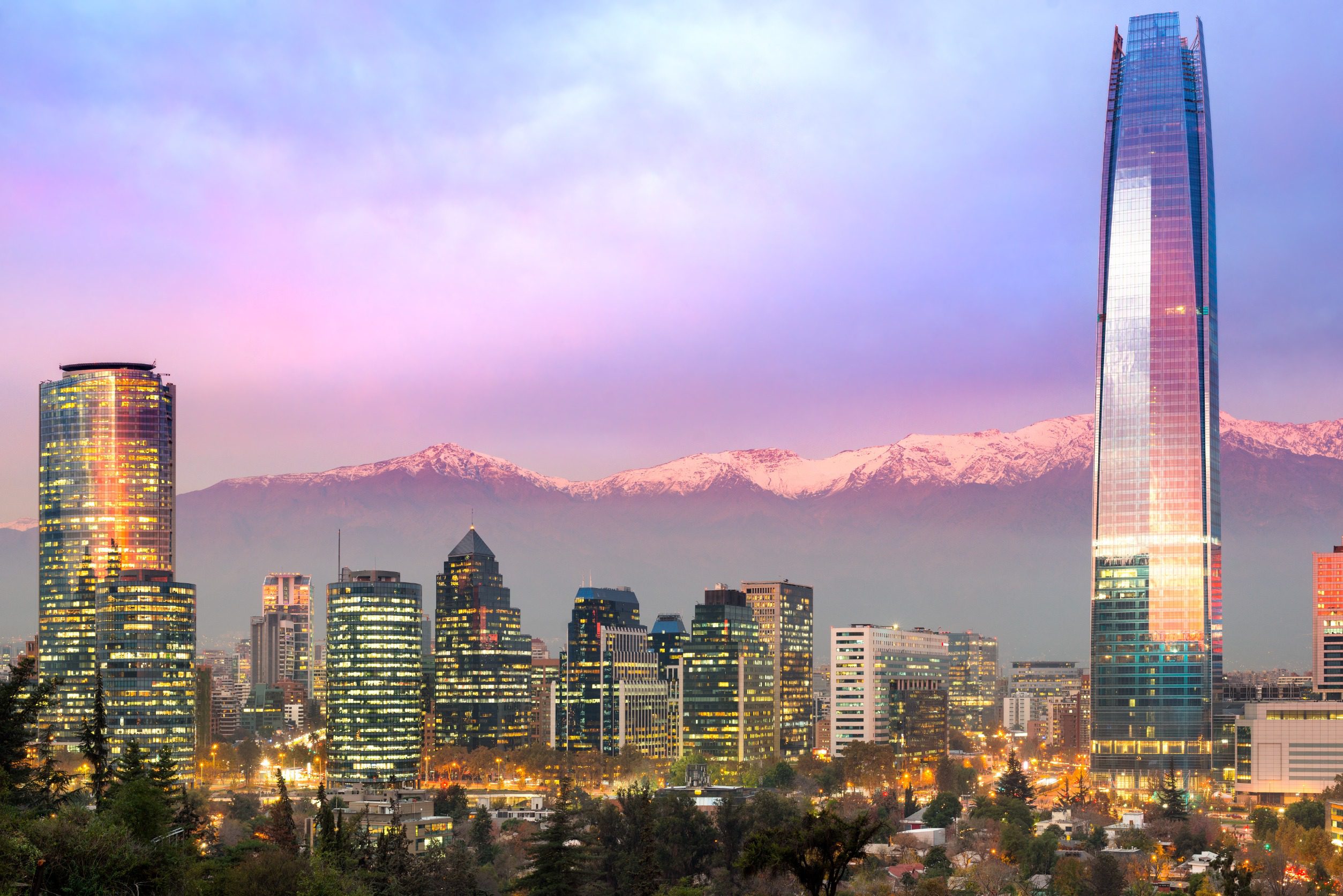 Inwestycje w Chile - panorama Santiago de Chile w dzielnicach Las Condes i Providencia z pasmem górskim Andów w tle