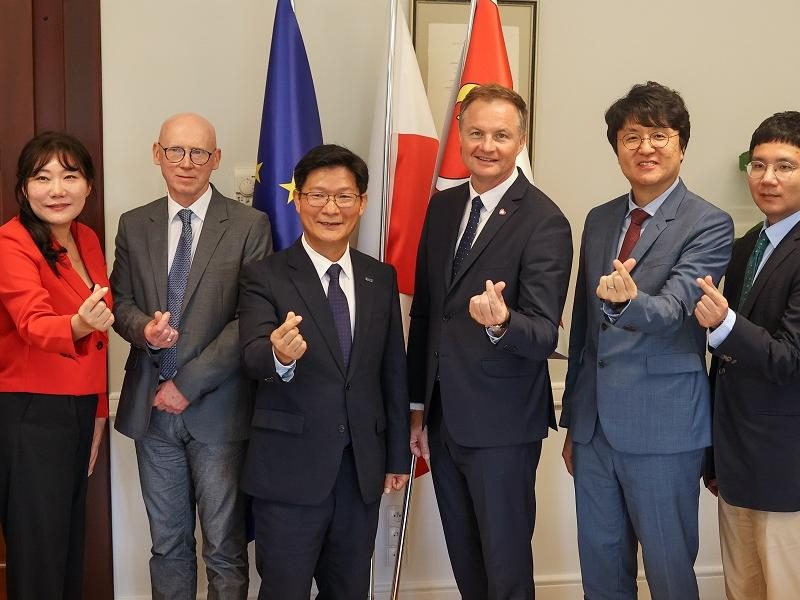 Przedstawiciele delegacji koreańskiej oraz gospodarze z regionu warmińsko-mazurskiego