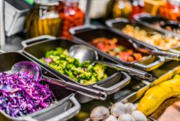 Żywność sprzedawana w strefie gastronomicznej centrum handlowego w Singapurze