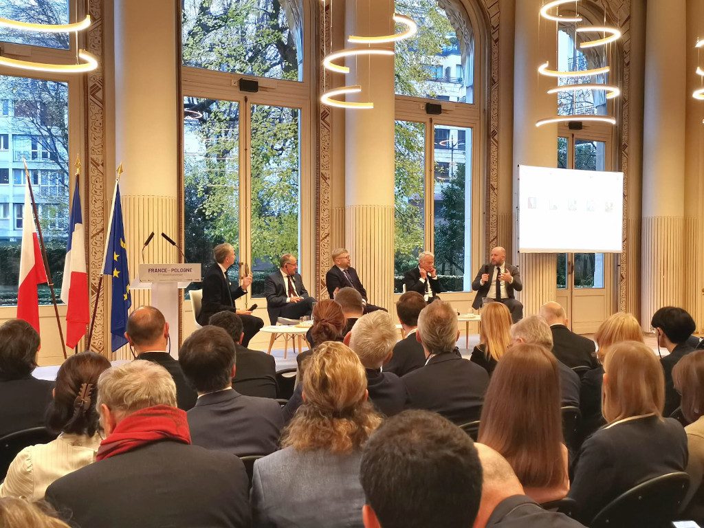 osoby siedzące, biorące udział w Forum