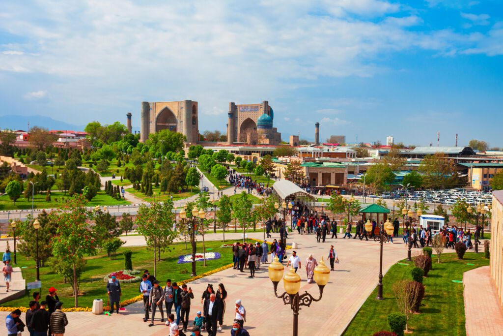 Meczet Bibi Khanym i inne zabytki widok panoramiczny z lotu ptaka w centrum miasta Samarkandy w Uzbekistanie