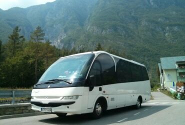 Indcar Mago II coach while performing a service.