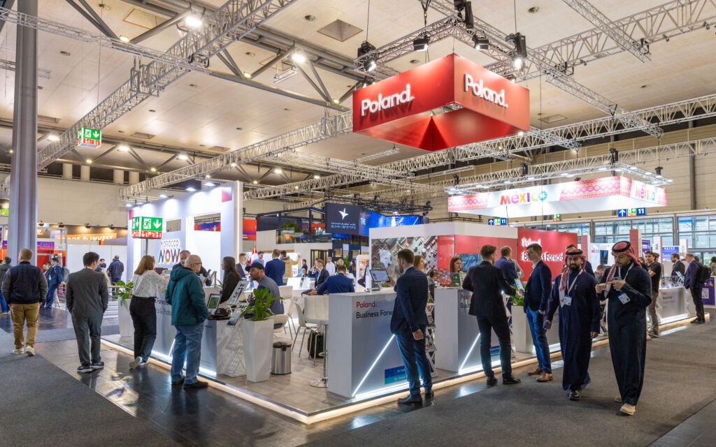 zdjecie przedstawiające osoby na targach Hannover Messe