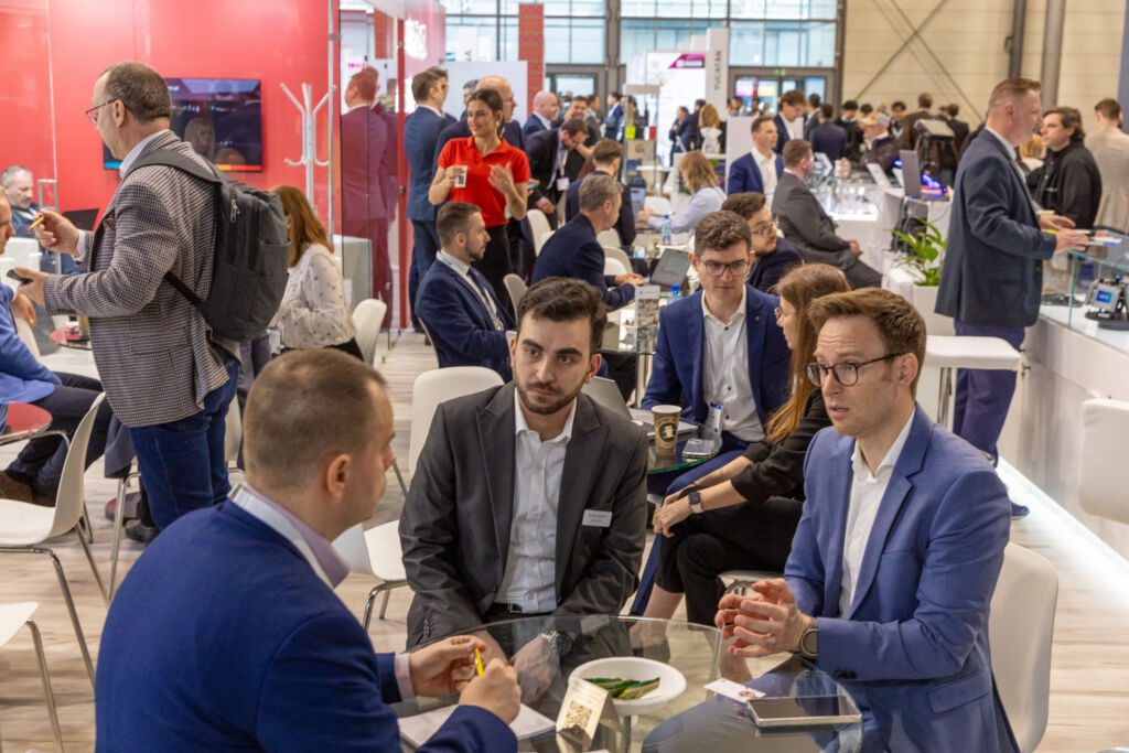 zdjecia przedstawiajace osoby rozmawiajace na stoisku na Hannover Messe