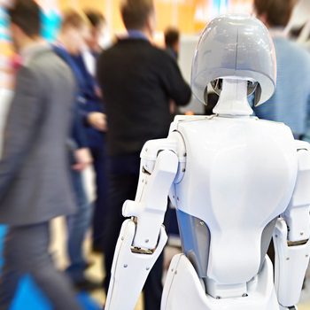 robot i uczesnicy targów