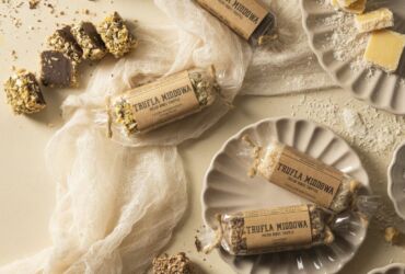 Honey Truffle - handmade truffle with honey. Truffles available in bars or pralines.
